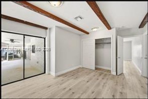 Villa ou maison à louer à Deerfield Beach, Floride: 1 chambre, 199 m2 № 2386905 - photo 2