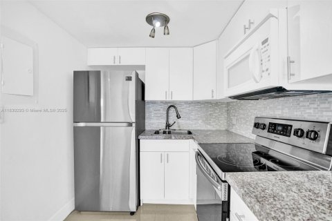 Condo in Miami, Florida, 1 bedroom  № 1807101 - photo 25