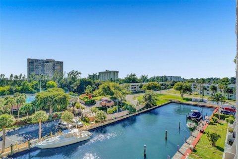 Condo in Miami, Florida, 1 bedroom  № 1807101 - photo 13
