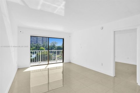 Condo in Miami, Florida, 1 bedroom  № 1807101 - photo 18