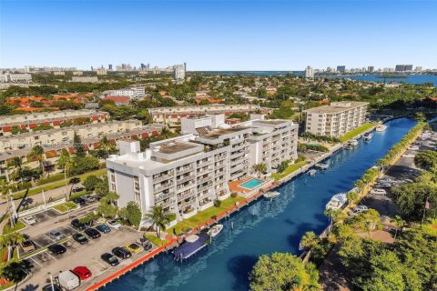 Condo in Miami, Florida, 1 bedroom  № 1807101 - photo 2