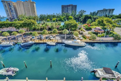Condo in Miami, Florida, 1 bedroom  № 1807101 - photo 12