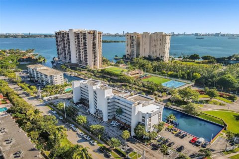 Condo in Miami, Florida, 1 bedroom  № 1807101 - photo 5