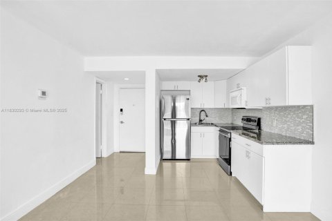 Condo in Miami, Florida, 1 bedroom  № 1807101 - photo 23