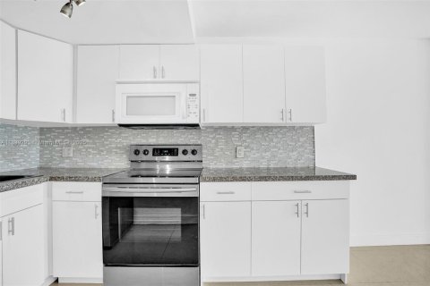 Condo in Miami, Florida, 1 bedroom  № 1807101 - photo 26