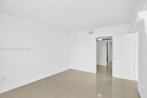 Condo in Miami, Florida, 1 bedroom  № 1807101 - photo 30