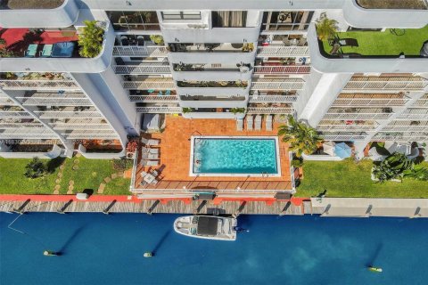 Condo in Miami, Florida, 1 bedroom  № 1807101 - photo 4