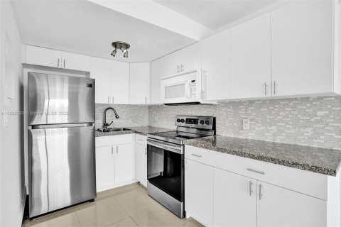 Condo in Miami, Florida, 1 bedroom  № 1807101 - photo 24