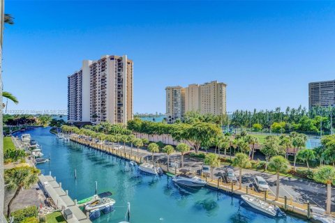 Condo in Miami, Florida, 1 bedroom  № 1807101 - photo 11
