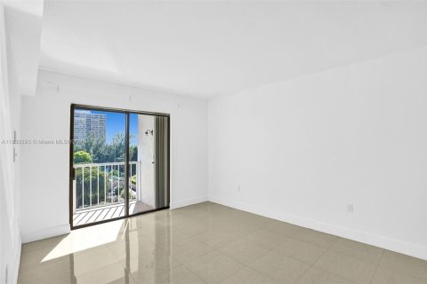 Condo in Miami, Florida, 1 bedroom  № 1807101 - photo 27