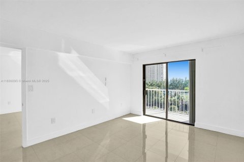 Condo in Miami, Florida, 1 bedroom  № 1807101 - photo 29