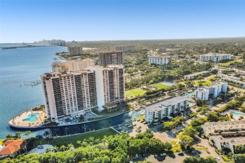 Condo in Miami, Florida, 1 bedroom  № 1807101 - photo 9