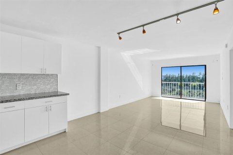 Condo in Miami, Florida, 1 bedroom  № 1807101 - photo 15