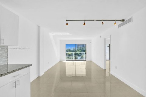 Condo in Miami, Florida, 1 bedroom  № 1807101 - photo 16