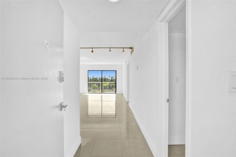 Condo in Miami, Florida, 1 bedroom  № 1807101 - photo 14