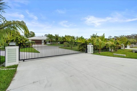 House in Jupiter, Florida 3 bedrooms, 302.03 sq.m. № 2246208