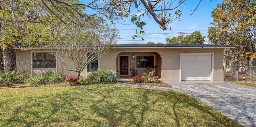 Дом в Майами, Флорида 4 спальни № 2025799