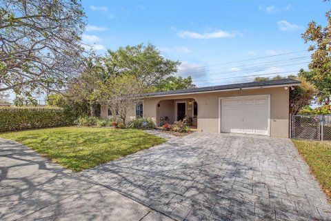 Купить виллу или дом в Майами, Флорида 4 спальни, № 2025799 - фото 2