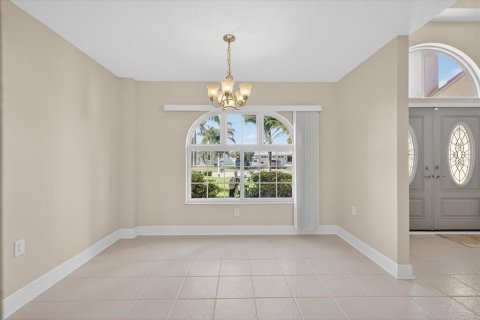 House in New Port Richey, Florida 5 bedrooms, 270.81 sq.m. № 2230102 - photo 10