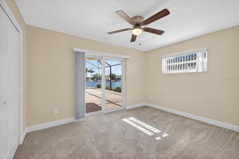 House in New Port Richey, Florida 5 bedrooms, 270.81 sq.m. № 2230102 - photo 30
