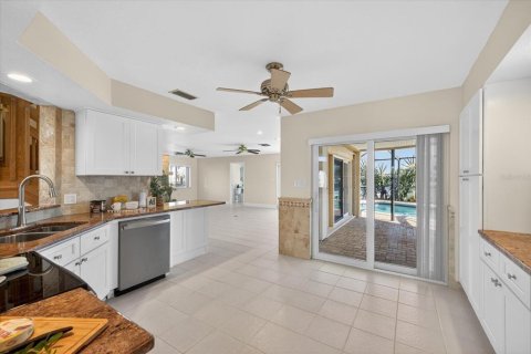 House in New Port Richey, Florida 5 bedrooms, 270.81 sq.m. № 2230102 - photo 18