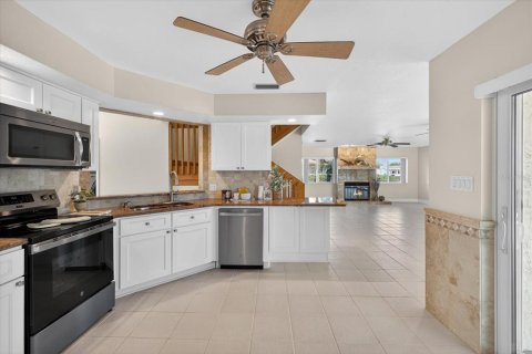 House in New Port Richey, Florida 5 bedrooms, 270.81 sq.m. № 2230102 - photo 15