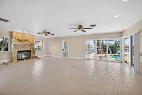 House in New Port Richey, Florida 5 bedrooms, 270.81 sq.m. № 2230102 - photo 22