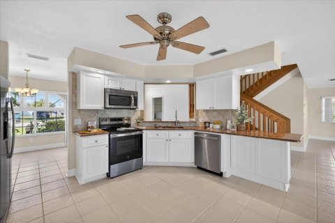House in New Port Richey, Florida 5 bedrooms, 270.81 sq.m. № 2230102 - photo 14