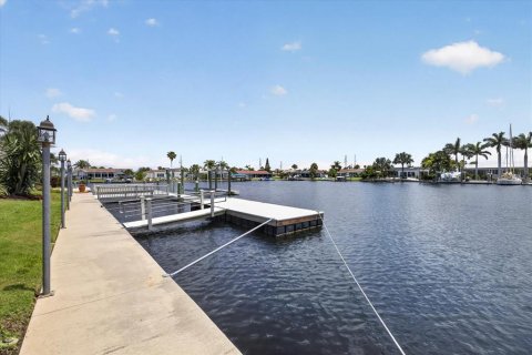 House in New Port Richey, Florida 5 bedrooms, 270.81 sq.m. № 2230102 - photo 6