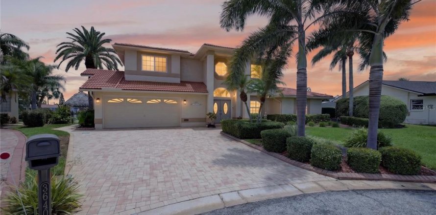House in New Port Richey, Florida 5 bedrooms, 270.81 sq.m. № 2230102