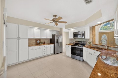 House in New Port Richey, Florida 5 bedrooms, 270.81 sq.m. № 2230102 - photo 16