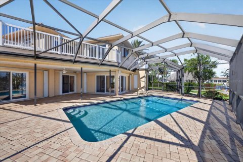 House in New Port Richey, Florida 5 bedrooms, 270.81 sq.m. № 2230102 - photo 3