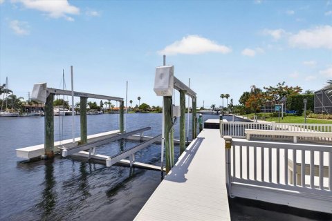 House in New Port Richey, Florida 5 bedrooms, 270.81 sq.m. № 2230102 - photo 5