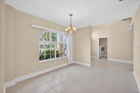 House in New Port Richey, Florida 5 bedrooms, 270.81 sq.m. № 2230102 - photo 11