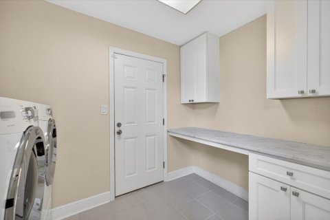 House in New Port Richey, Florida 5 bedrooms, 270.81 sq.m. № 2230102 - photo 13