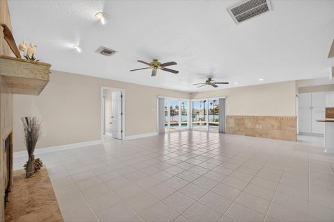 House in New Port Richey, Florida 5 bedrooms, 270.81 sq.m. № 2230102 - photo 24