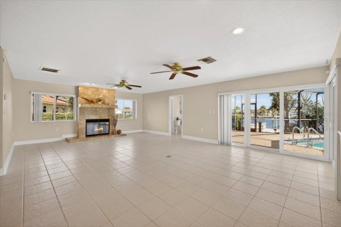 House in New Port Richey, Florida 5 bedrooms, 270.81 sq.m. № 2230102 - photo 21