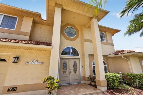 House in New Port Richey, Florida 5 bedrooms, 270.81 sq.m. № 2230102 - photo 2