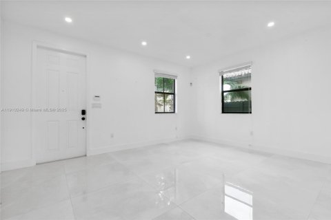 Купить виллу или дом в Хомстед, Флорида 4 спальни, 241.45м2, № 1965900 - фото 4