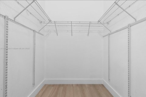 Купить виллу или дом в Хомстед, Флорида 4 спальни, 241.45м2, № 1965900 - фото 24