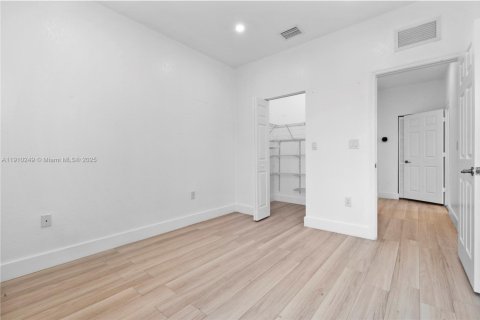 Купить виллу или дом в Хомстед, Флорида 4 спальни, 241.45м2, № 1965900 - фото 25