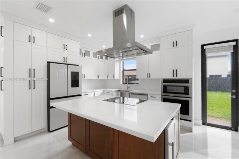 Купить виллу или дом в Хомстед, Флорида 4 спальни, 241.45м2, № 1965900 - фото 12