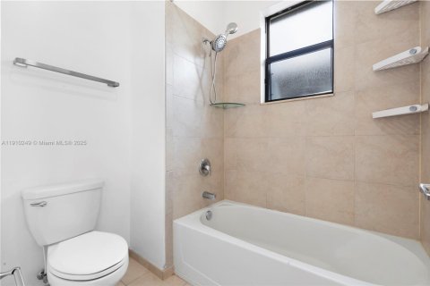 Купить виллу или дом в Хомстед, Флорида 4 спальни, 241.45м2, № 1965900 - фото 29