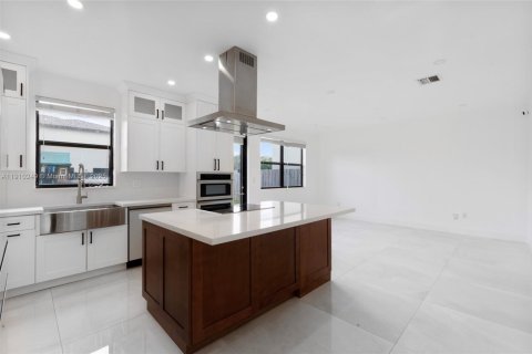 Купить виллу или дом в Хомстед, Флорида 4 спальни, 241.45м2, № 1965900 - фото 14