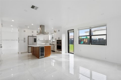 Купить виллу или дом в Хомстед, Флорида 4 спальни, 241.45м2, № 1965900 - фото 15