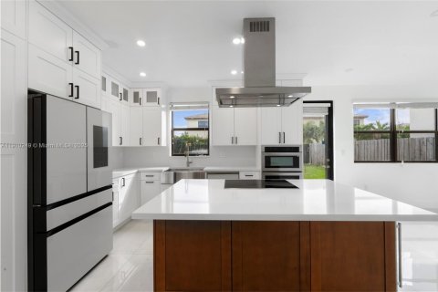 Купить виллу или дом в Хомстед, Флорида 4 спальни, 241.45м2, № 1965900 - фото 11