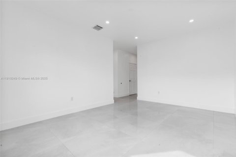 Купить виллу или дом в Хомстед, Флорида 4 спальни, 241.45м2, № 1965900 - фото 8