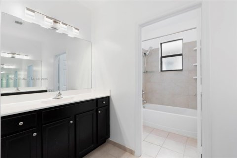 Купить виллу или дом в Хомстед, Флорида 4 спальни, 241.45м2, № 1965900 - фото 28