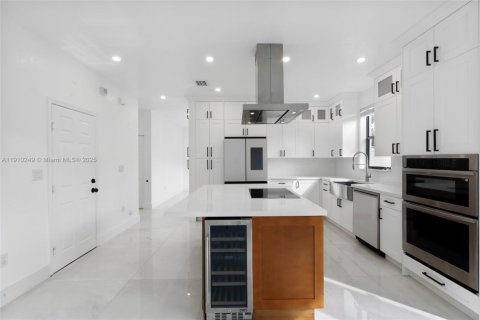 Купить виллу или дом в Хомстед, Флорида 4 спальни, 241.45м2, № 1965900 - фото 13