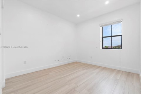 Купить виллу или дом в Хомстед, Флорида 4 спальни, 241.45м2, № 1965900 - фото 26